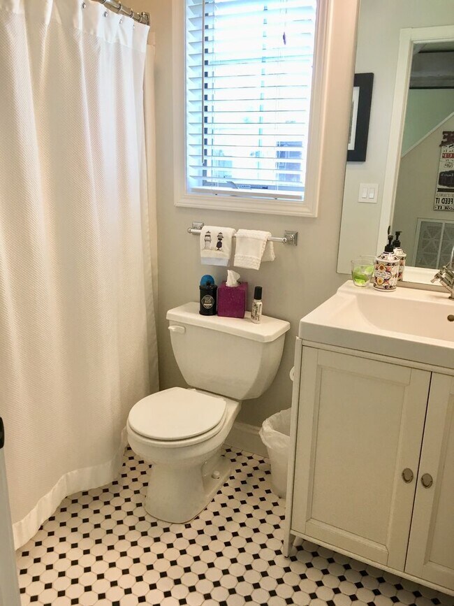 Building Photo - Home on East Bay – Impeccably Furnished Off-Season Retreat