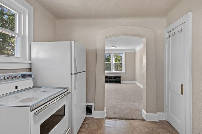 Building Photo - 1 Bedroom House