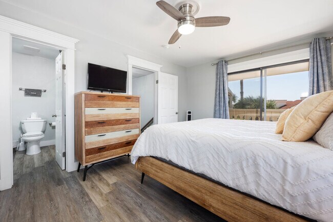 Building Photo - 17462 Front Beach Rd