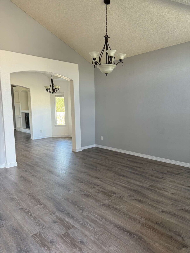 Building Photo - "Charming 3-Bedroom Retreat with 2 Full Ba...