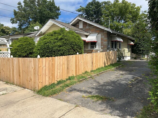 Building Photo - 121 Anelve Ave