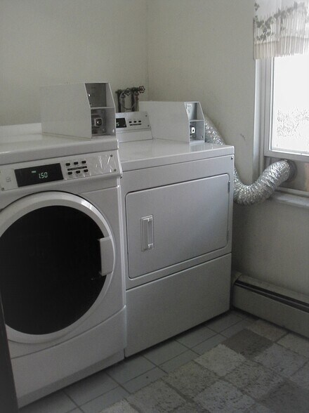 Building Photo - 69 Baldwin St