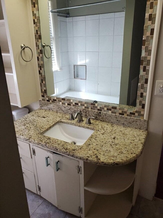 Building Photo - Super cute and updates throughout....