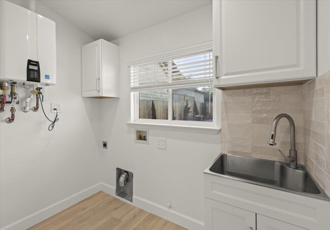 Building Photo - 272 Clay St