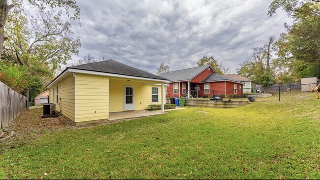 Building Photo - 3BR/2BA — Fenced Yard, Gated Parking, Lawn & Pest Included | Available 7/27
