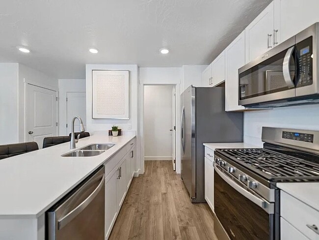 Building Photo - 3 Bed Townhome- PET FRIENDLY!