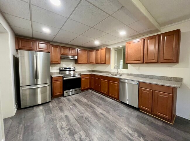 Building Photo - 1207 Rosewood Dr NE