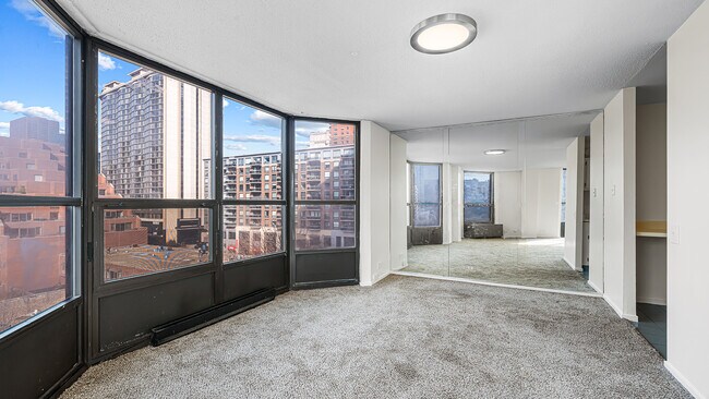 Building Photo - 899 S Plymouth Ct