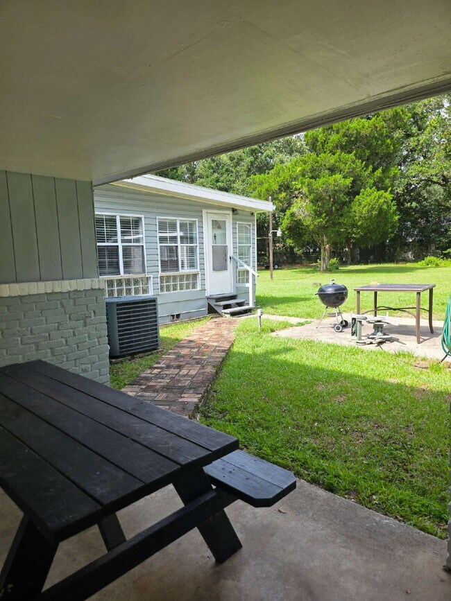 Building Photo - Huge house fully furnished!