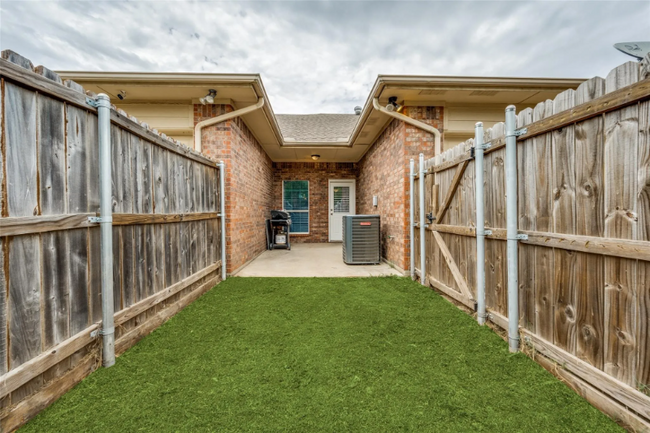 Building Photo - 1610 Poinsettia Blvd