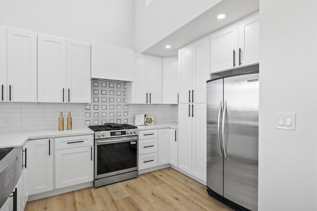 Building Photo - 700 Selma Pl