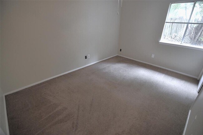 Building Photo - 402 Burlwood Ct