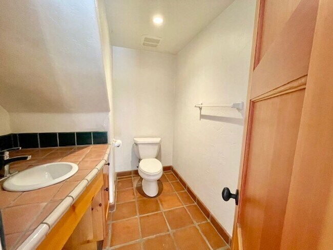 Building Photo - Spanish Style Downtown Townhome