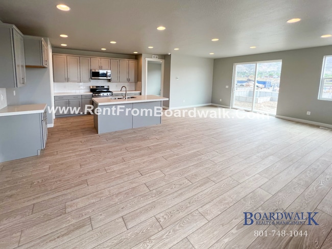 Building Photo - Modern Home in Highland!