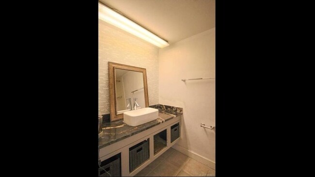 Building Photo - Amazing 1 Bedroom Downtown Condo - Furnished!