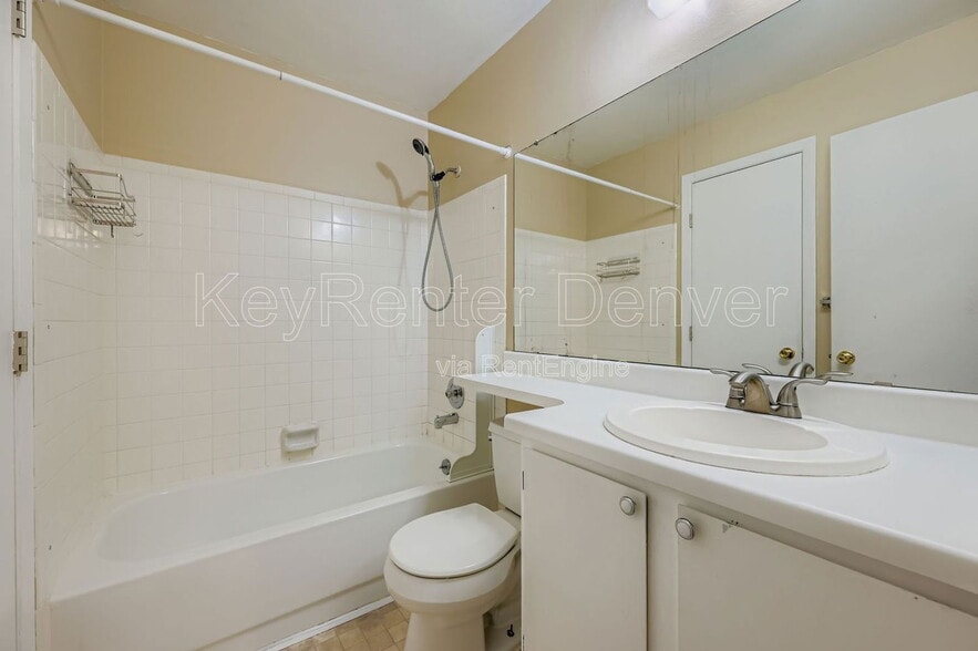 Building Photo - 10587 W Maplewood Dr