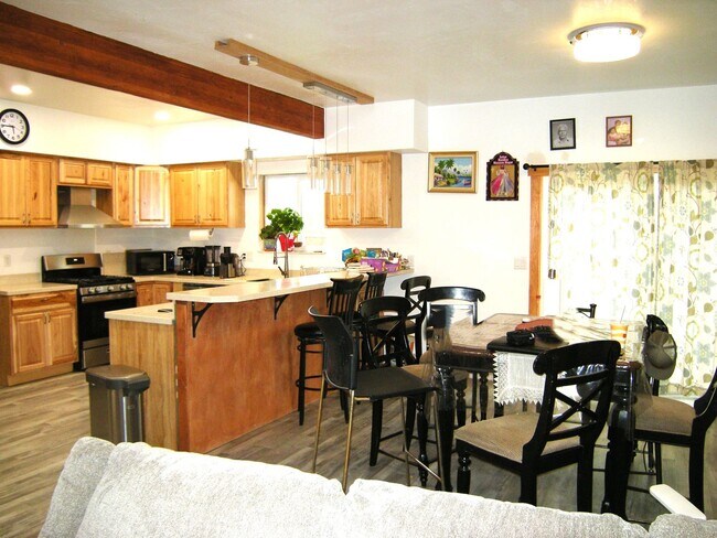 Building Photo - Townhome