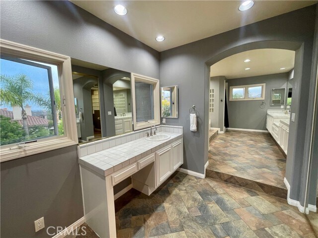 Building Photo - 6 Emerald Glen
