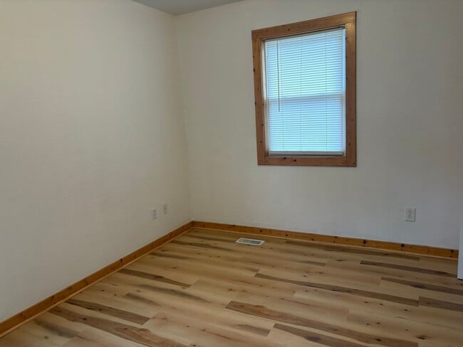Building Photo - 1 Bedroom 1 Bath Available Now for Year Round Rental! $975/mo