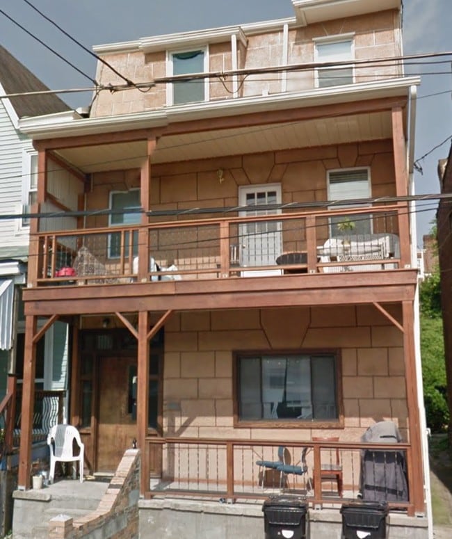 Outdoor balcony - 3323 Parkview Ave