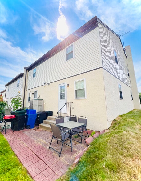 Building Photo - 515 N York Rd