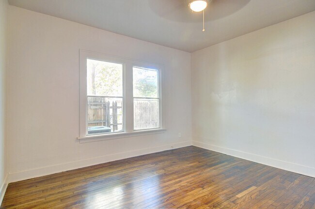 Building Photo - Near Southside Downstairs Duplex