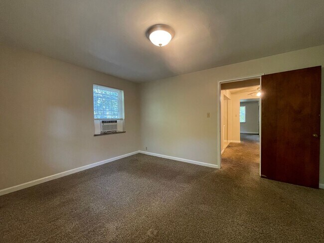 Building Photo - 1191 Groesbeck Rd