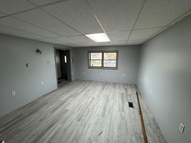 Building Photo - 3 Bedroom