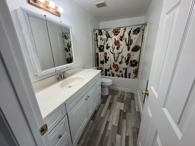 Building Photo - 2 bedroom 1.5 bathroom with large garage i...