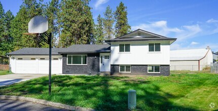 Building Photo - 2152-200 Hemlock