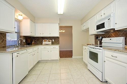 Building Photo - 5309 Maple Ct