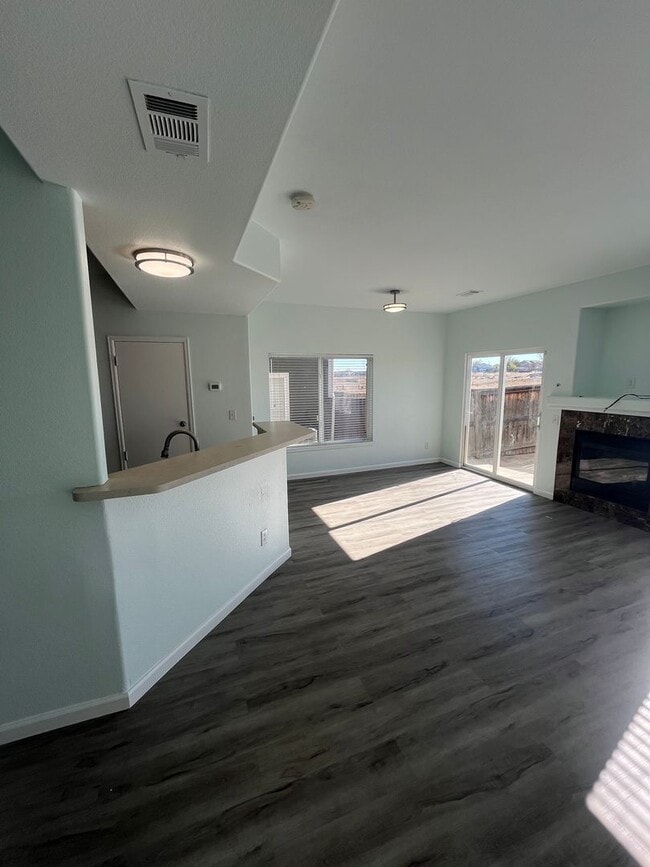 Building Photo - End Unit 3 Bedroom 2 Bath Townhome in Commerce City!