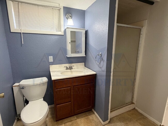 Building Photo - Charming 3 Bedroom 2 Bathroom House