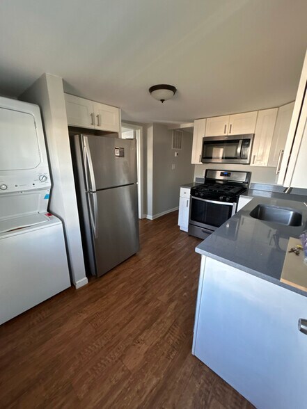 Building Photo - 240 Riverview Ave