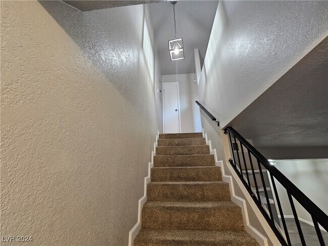 Building Photo - 3749 Carlyle Dr