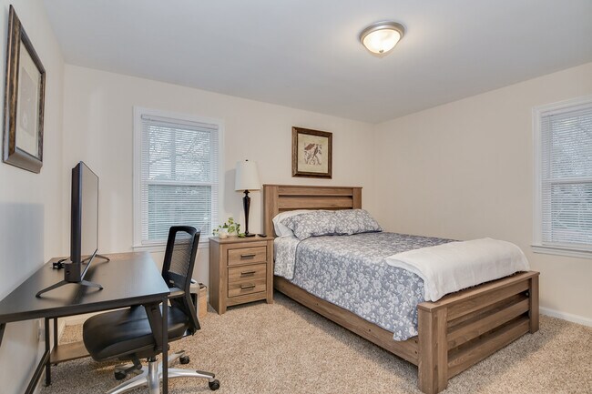 Building Photo - 2415 Apricot Ln