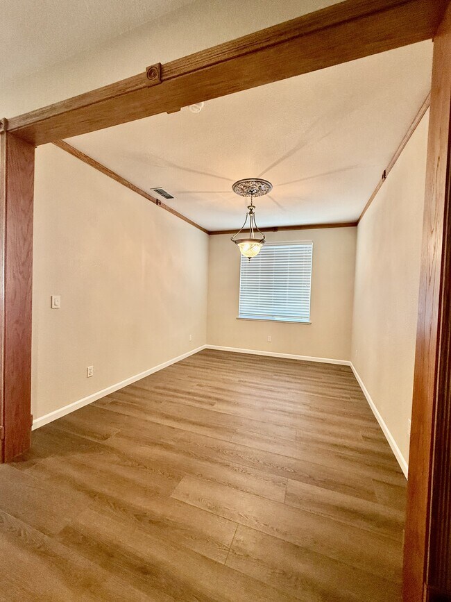 Building Photo - 596 Eskaton Cir