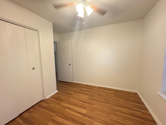 Building Photo - Adorable 2-2 in Arlington