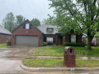 Building Photo - 305 N Aster Pl