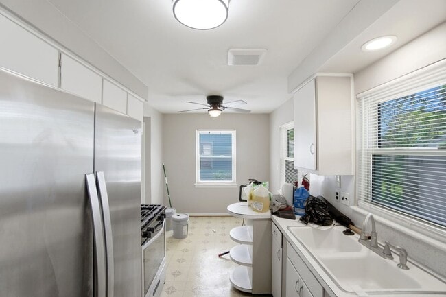 Building Photo - 3267 Walmar Dr