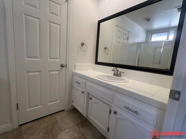 Building Photo - Spacious 3BD/2.5BA Home in Bakersfield's 93311 — HOA Community, Pool, Fireplace, Garage & Small P...