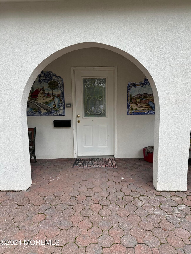 Building Photo - 31 Pettit Ave