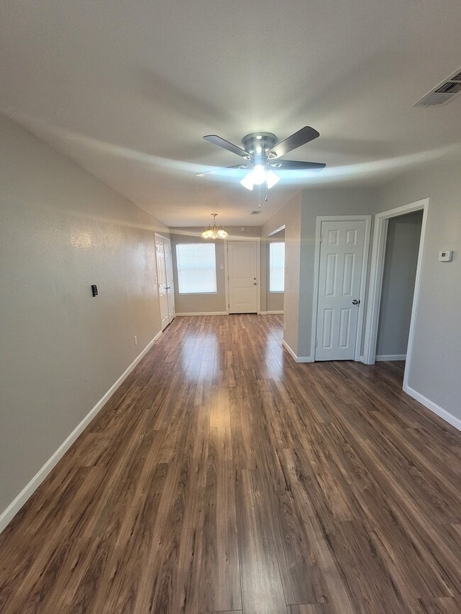 Building Photo - 3 bed 1 bath with 1 car garage!