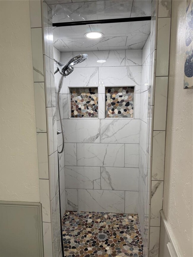 Building Photo - 1327 Canterbury Blvd