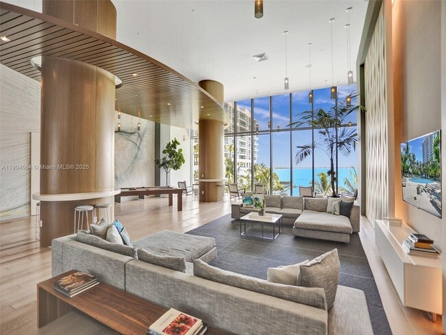 Building Photo - 460 NE 28th St