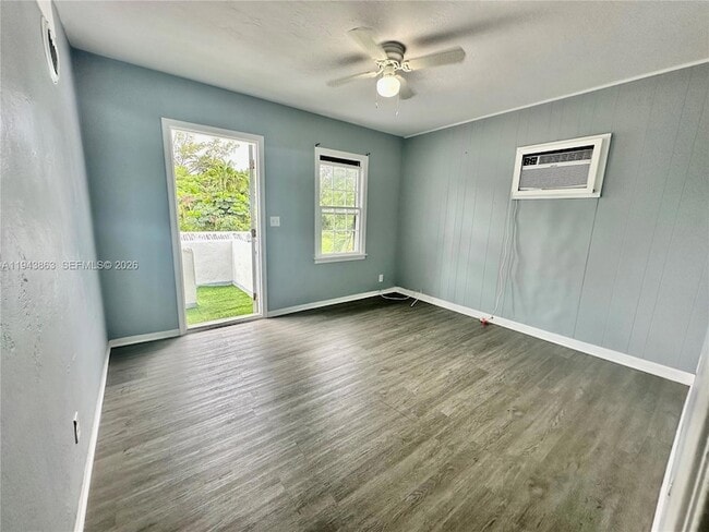 Building Photo - 1260 NE 115th St