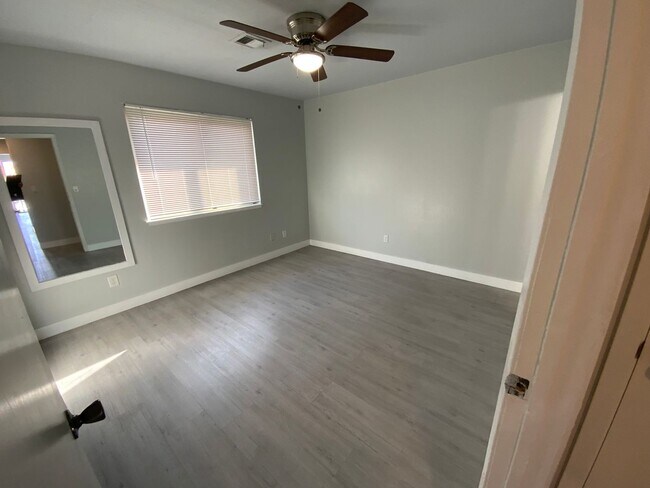Building Photo - Fourplex. Unit for Rent