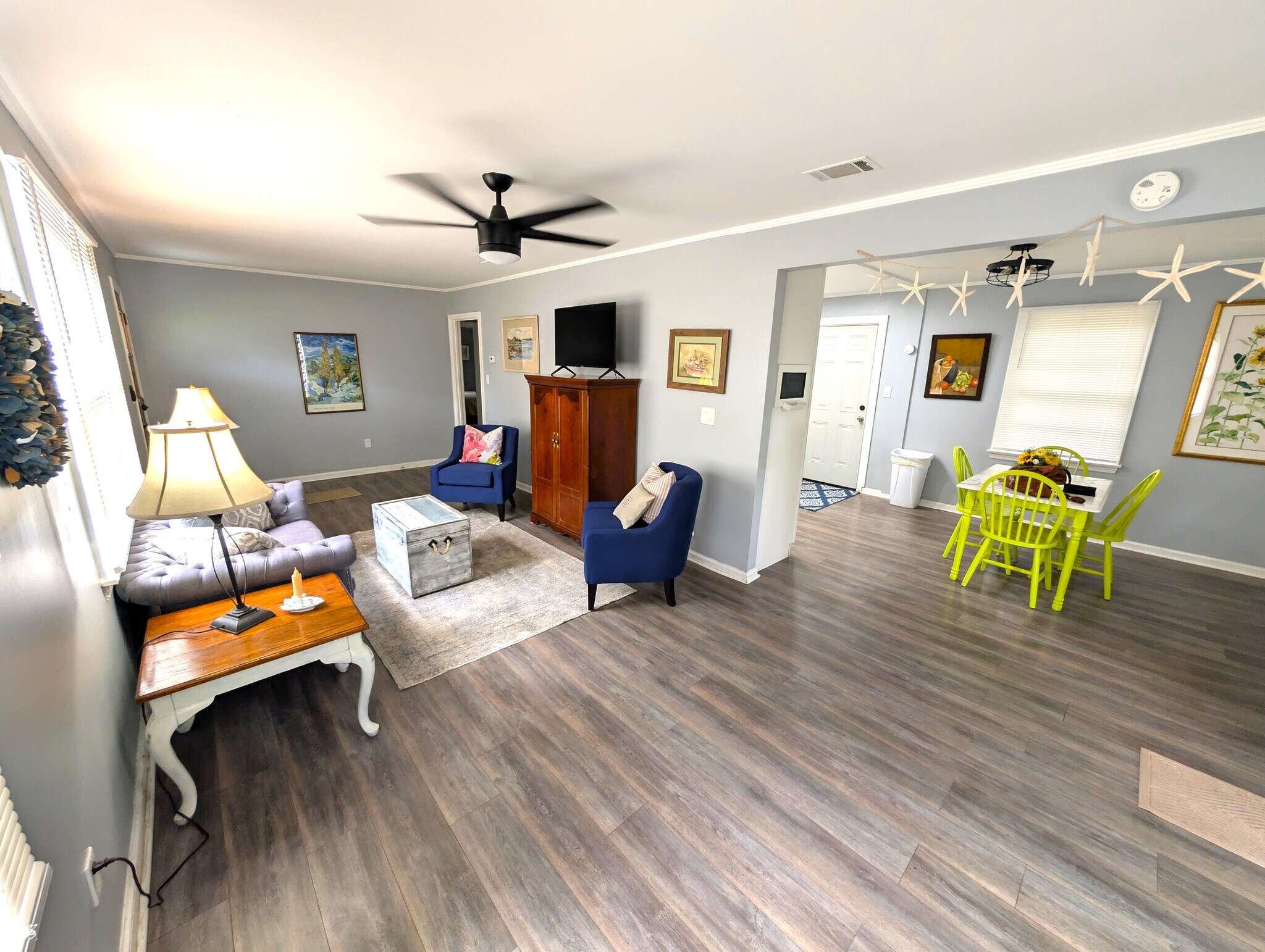 Bright and cozy living room with open floor plan! - 4107 Crane St