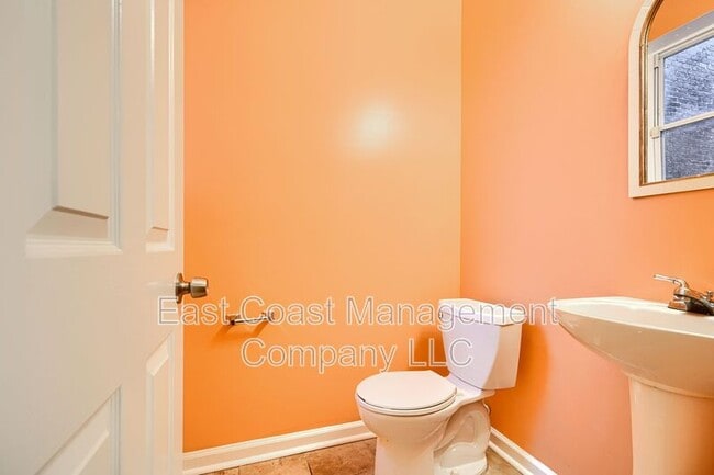 Building Photo - 2826 Huntingdon Ave