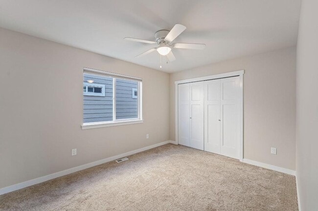 Building Photo - Beautiful Puyallup Corner Lot Home with Office, A/C, Formal Dining & Bonus Loft!